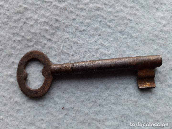 Antig&uuml;edades: Curiosa llave antigua de forja. - Foto 3