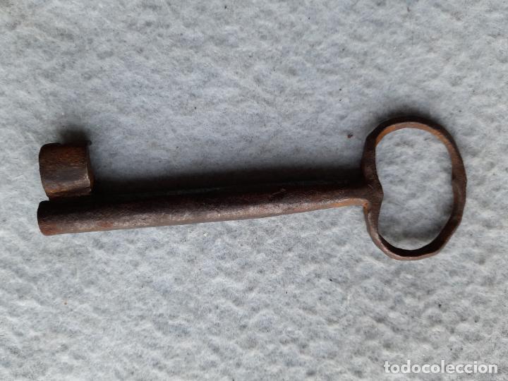 Antig&uuml;edades: Curiosa llave antigua de forja. - Foto 2