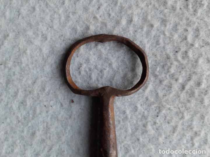 Antig&uuml;edades: Curiosa llave antigua de forja. - Foto 3