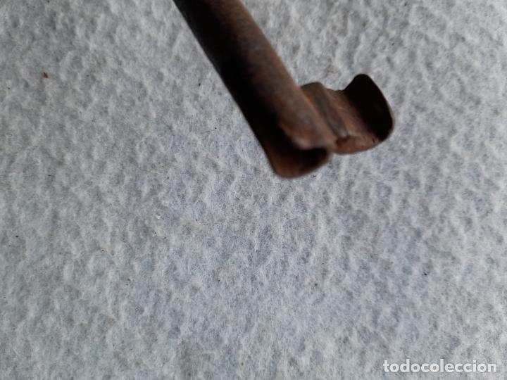 Antig&uuml;edades: Curiosa llave antigua de forja. - Foto 4
