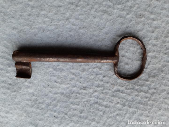 Antig&uuml;edades: Curiosa llave antigua de forja. - Foto 1