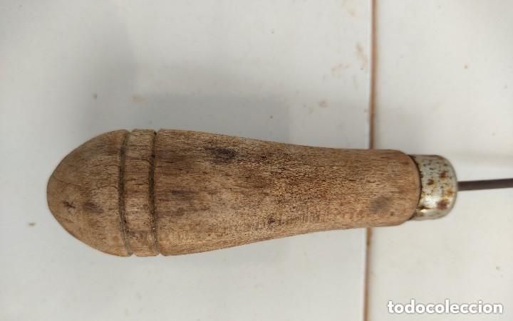 Antig&uuml;edades: LEZNA PUNZON MANGO DE MADERA - 15 CMS - Foto 2