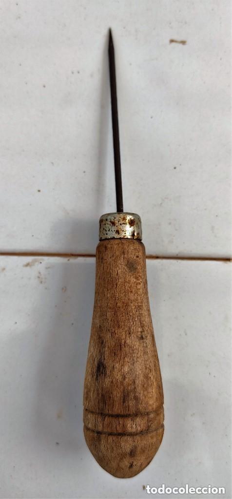 Antig&uuml;edades: LEZNA PUNZON MANGO DE MADERA - 15 CMS - Foto 3
