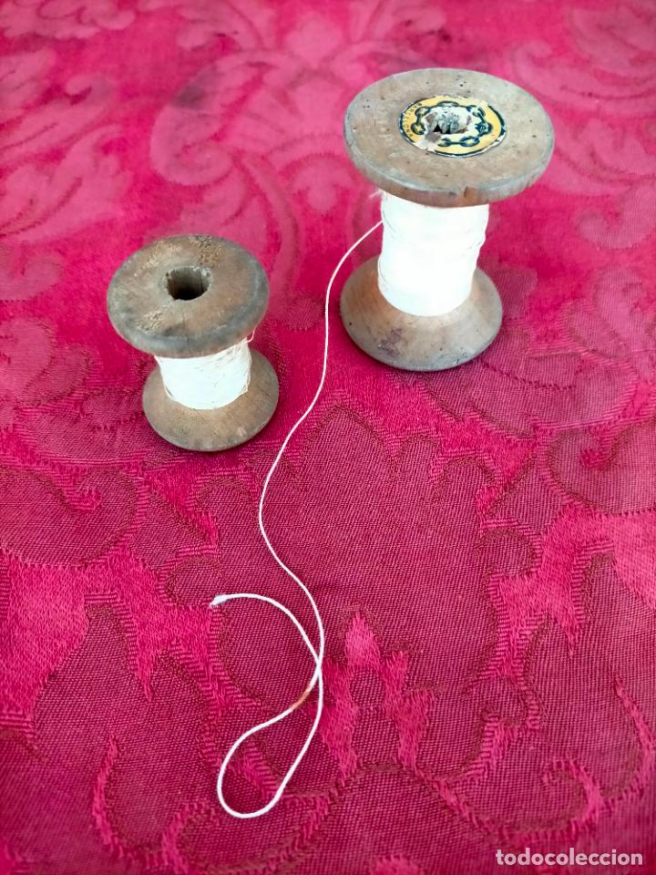 Antig&uuml;edades: 2 rollos carretes de madera de hilo blanco antiguos - Foto 2