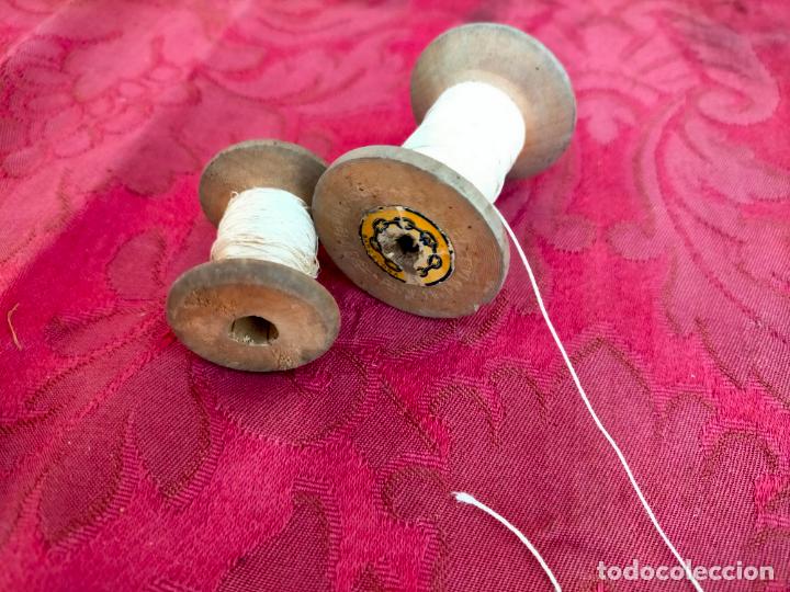 Antig&uuml;edades: 2 rollos carretes de madera de hilo blanco antiguos - Foto 3