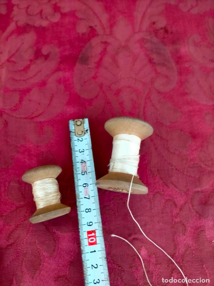 Antig&uuml;edades: 2 rollos carretes de madera de hilo blanco antiguos - Foto 4