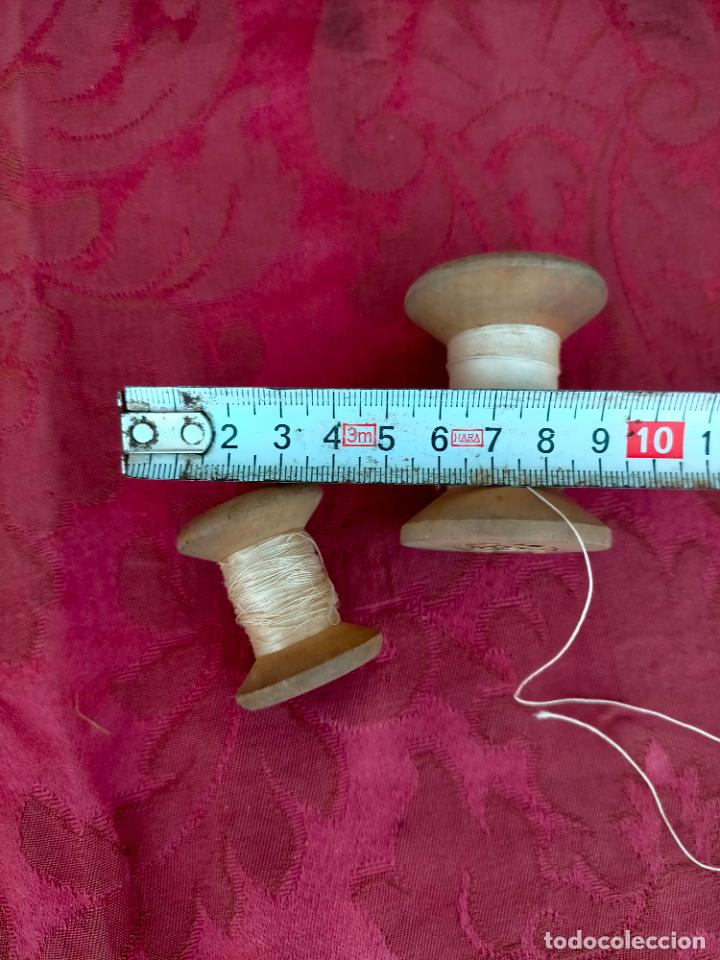 Antig&uuml;edades: 2 rollos carretes de madera de hilo blanco antiguos - Foto 5