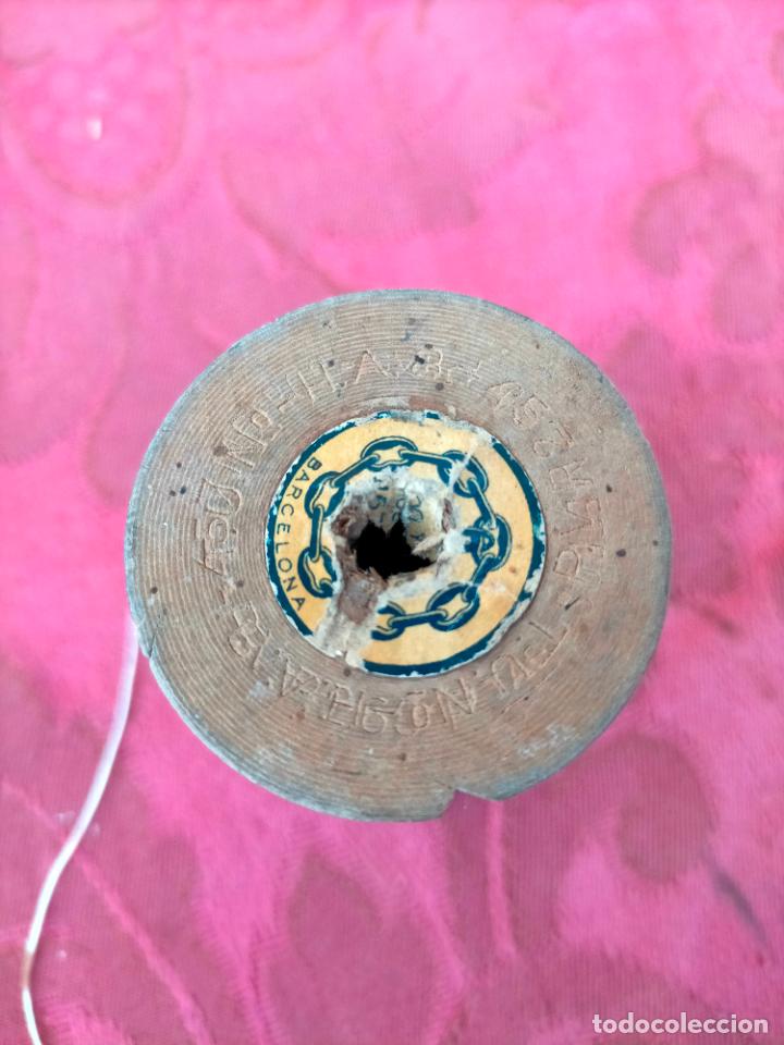 Antig&uuml;edades: 2 rollos carretes de madera de hilo blanco antiguos - Foto 6