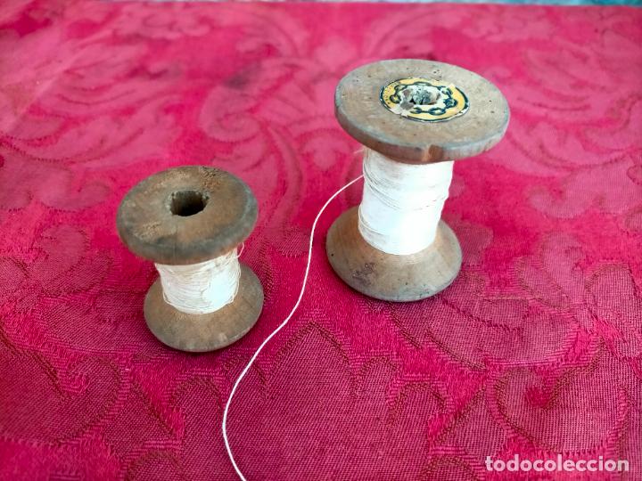 Antig&uuml;edades: 2 rollos carretes de madera de hilo blanco antiguos - Foto 1
