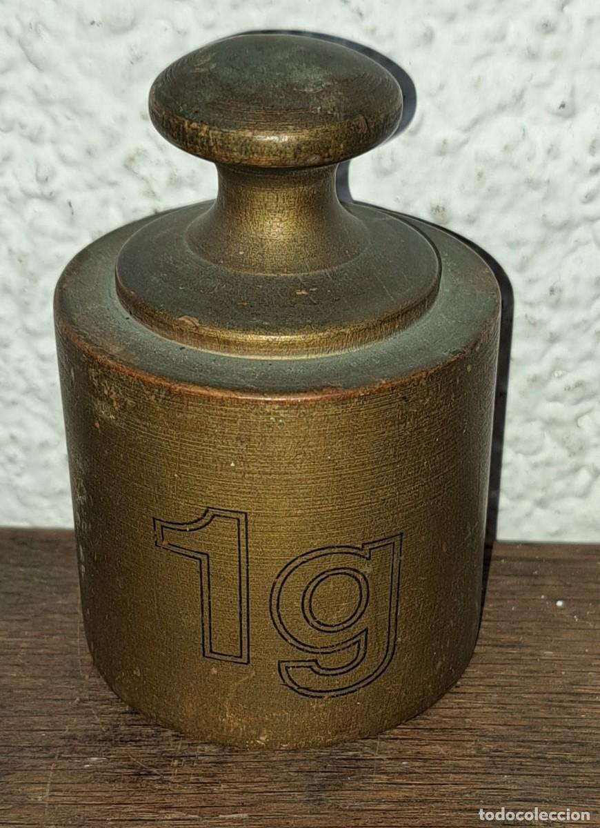 Antig&uuml;edades: Pesa decorativa de madera imitando a una de bronce - Foto 1