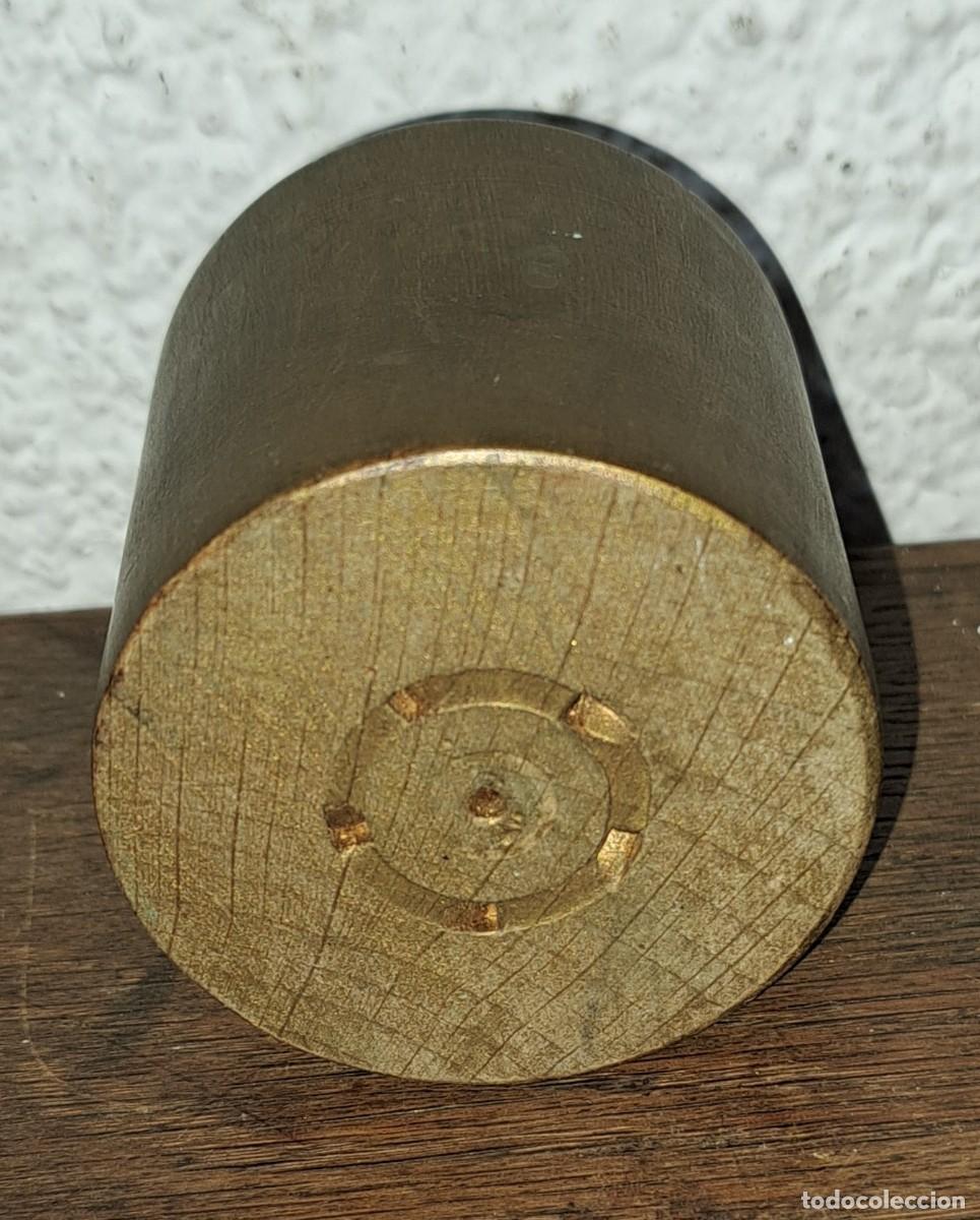Antig&uuml;edades: Pesa decorativa de madera imitando a una de bronce - Foto 3