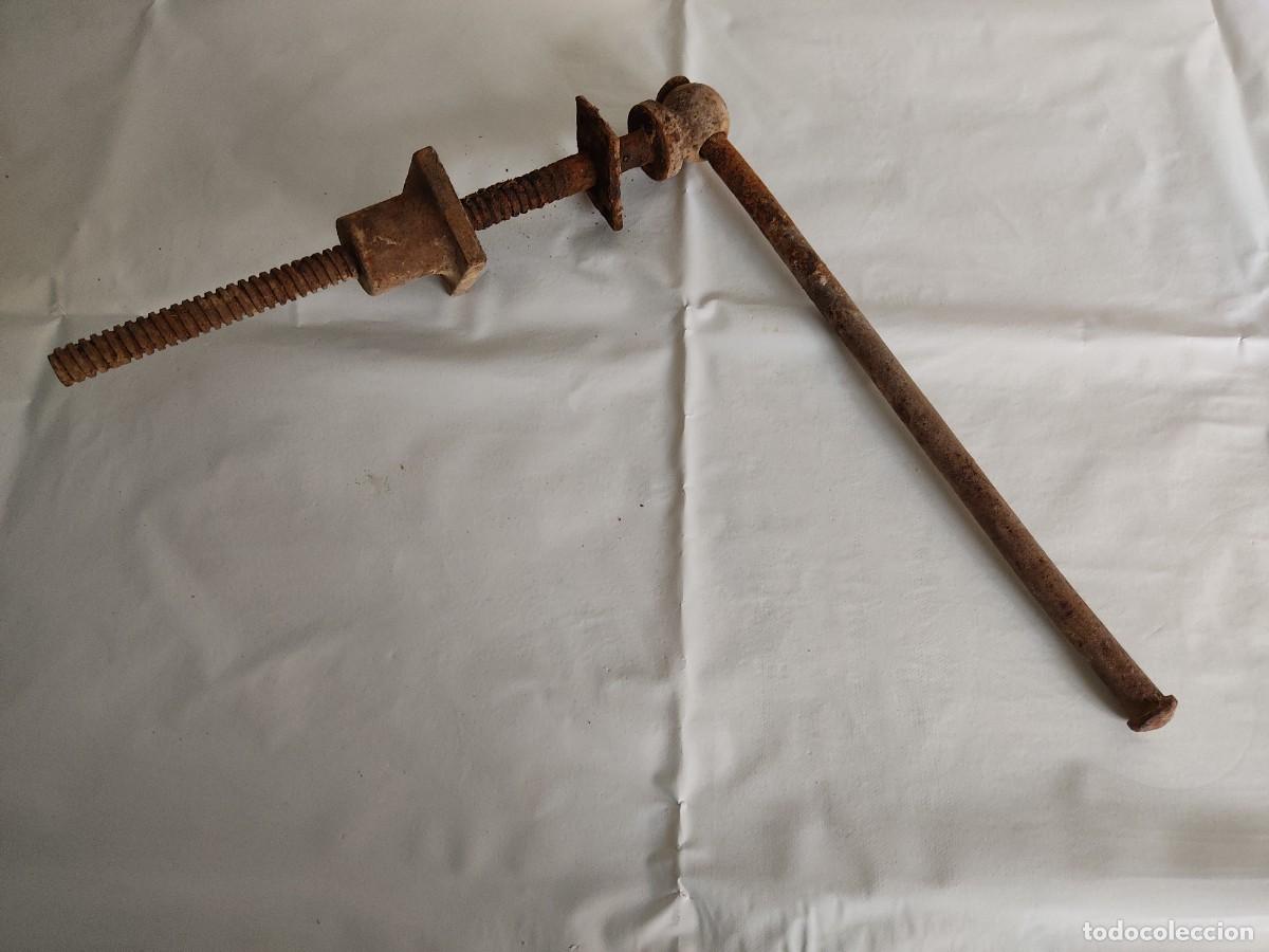 Antig&uuml;edades: Tornillo o husillo para banco de trabajo de carpintero. - Foto 1