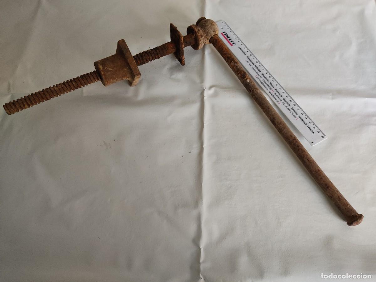 Antig&uuml;edades: Tornillo o husillo para banco de trabajo de carpintero. - Foto 2