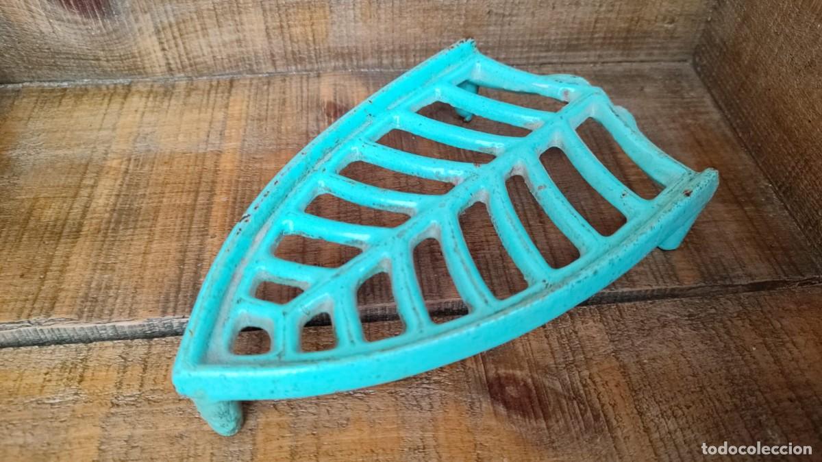 Antig&uuml;edades: SOPORTE DE PLANCHA ESMALTADO TURQUESA - Foto 1