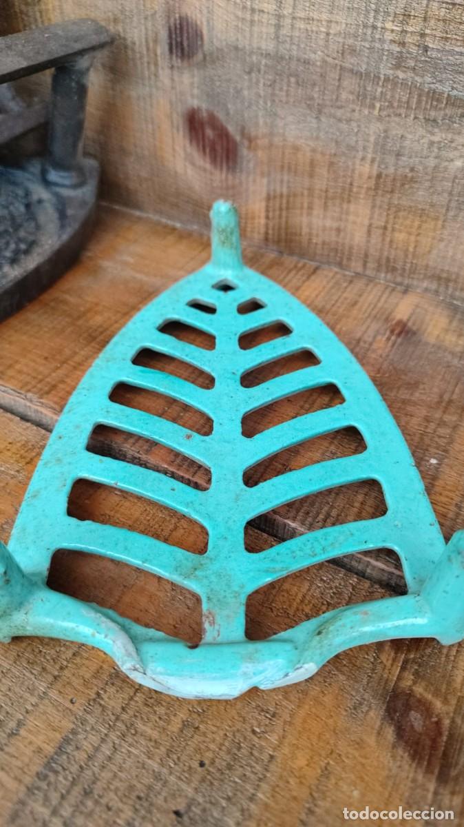 Antig&uuml;edades: SOPORTE DE PLANCHA ESMALTADO TURQUESA - Foto 2