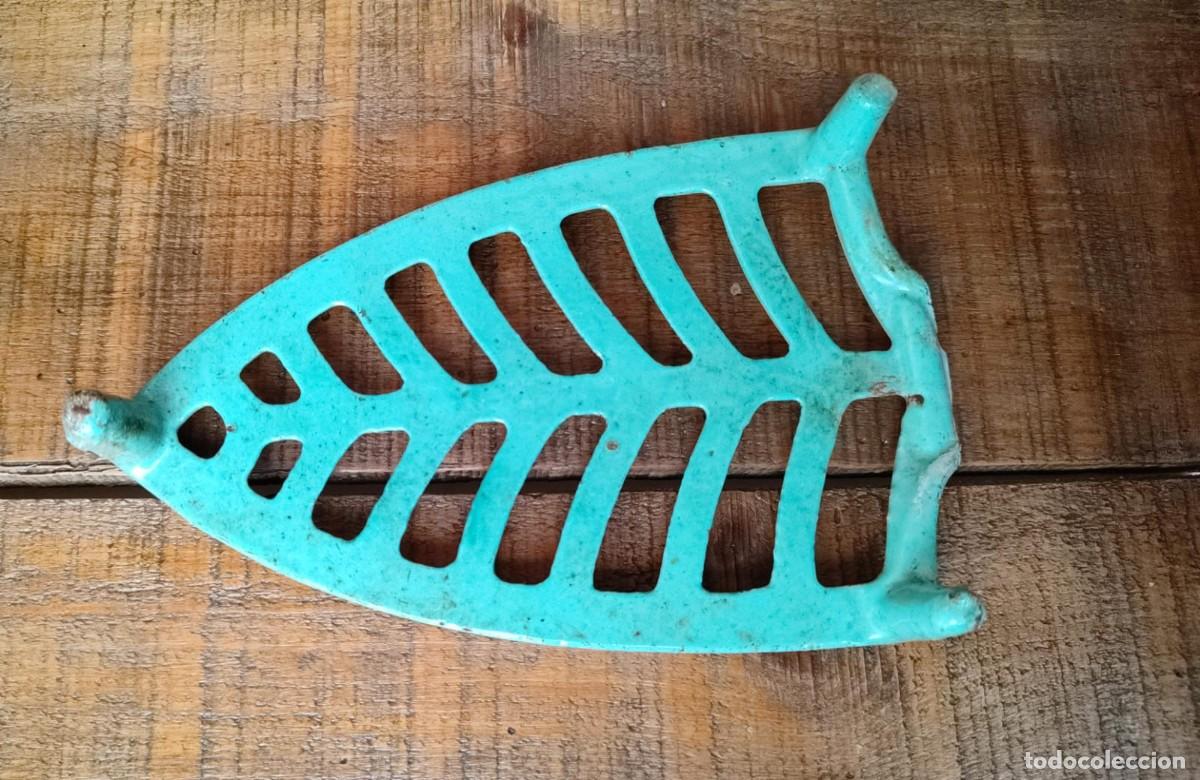 Antig&uuml;edades: SOPORTE DE PLANCHA ESMALTADO TURQUESA - Foto 3