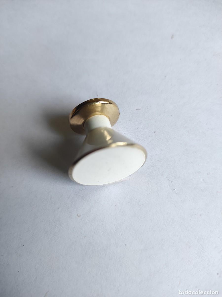 Antig&uuml;edades: Tirador blanco y dorado - Foto 3