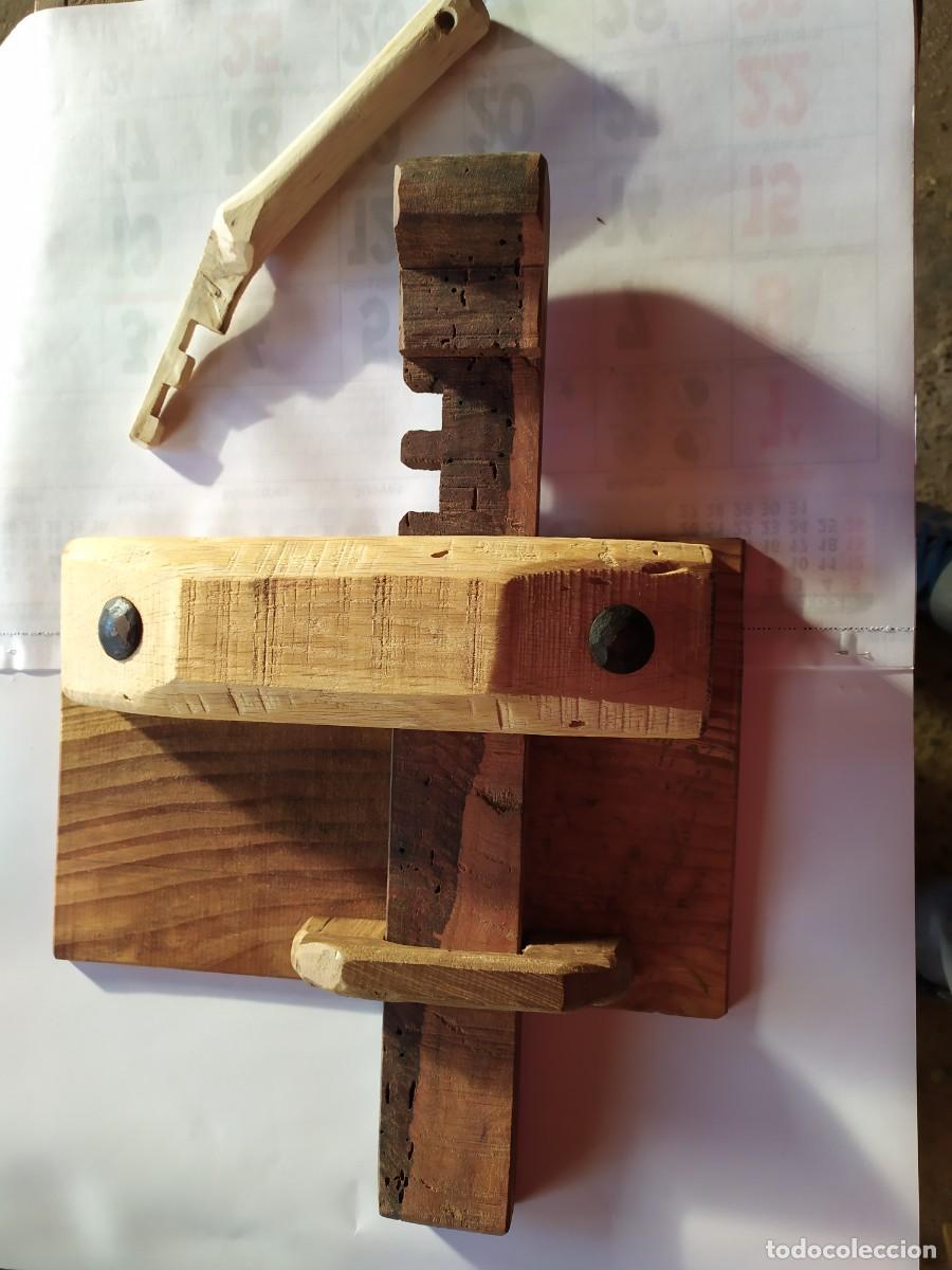 Antig&uuml;edades: Cerradura de madera con llave. - Foto 1
