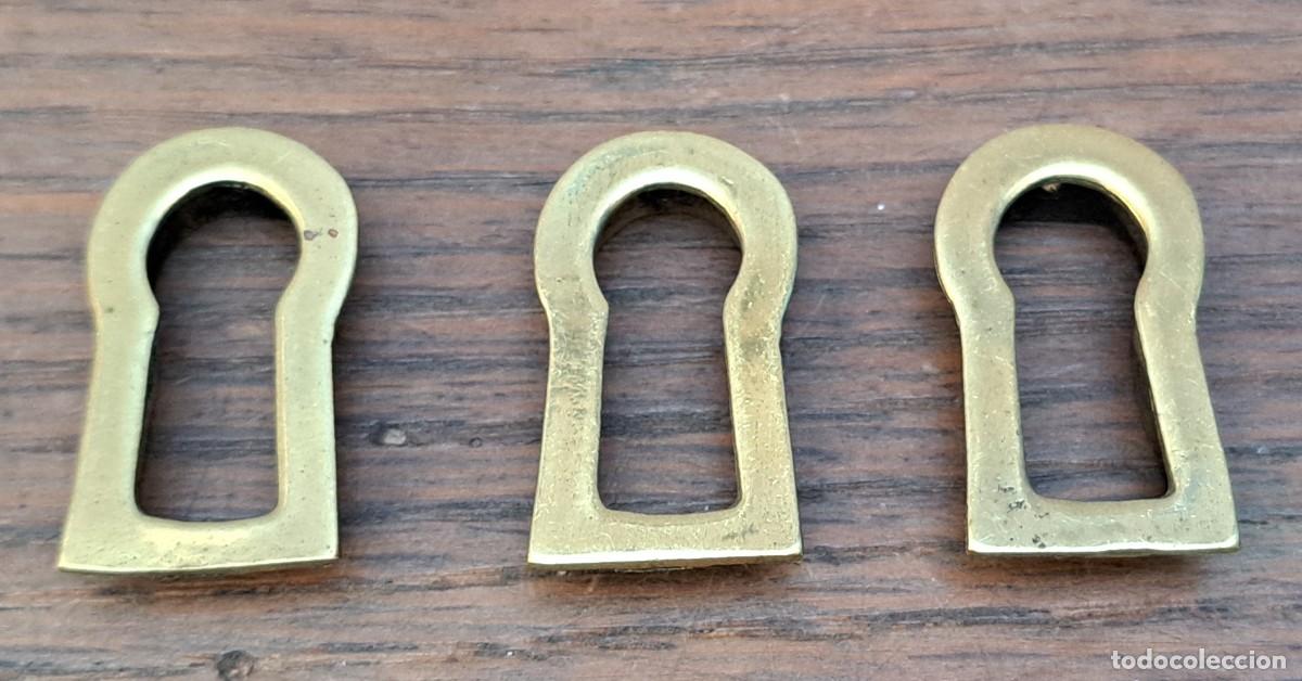 Antig&uuml;edades: 3 boca llaves de bronce para muebles - Foto 1