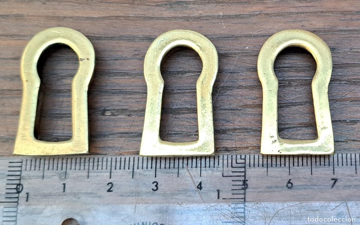 Antig&uuml;edades: 3 boca llaves de bronce para muebles - Foto 3