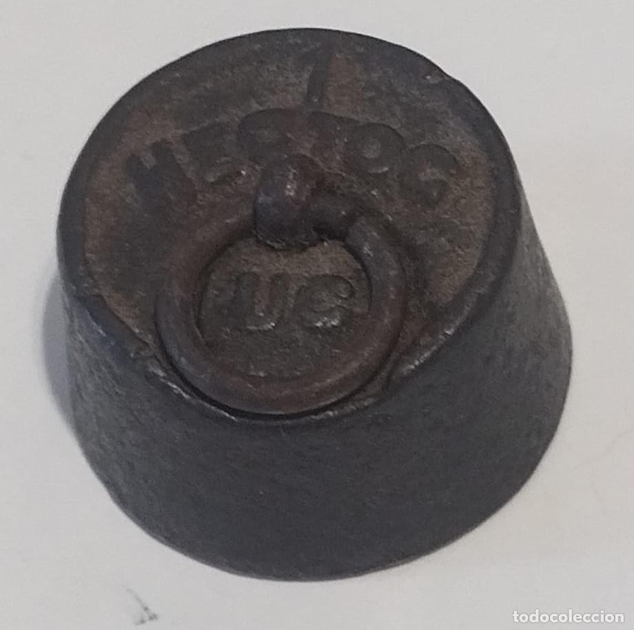 Antig&uuml;edades: ANTIGUA PESA DE HIERRO 100 GRAMOS - Foto 1