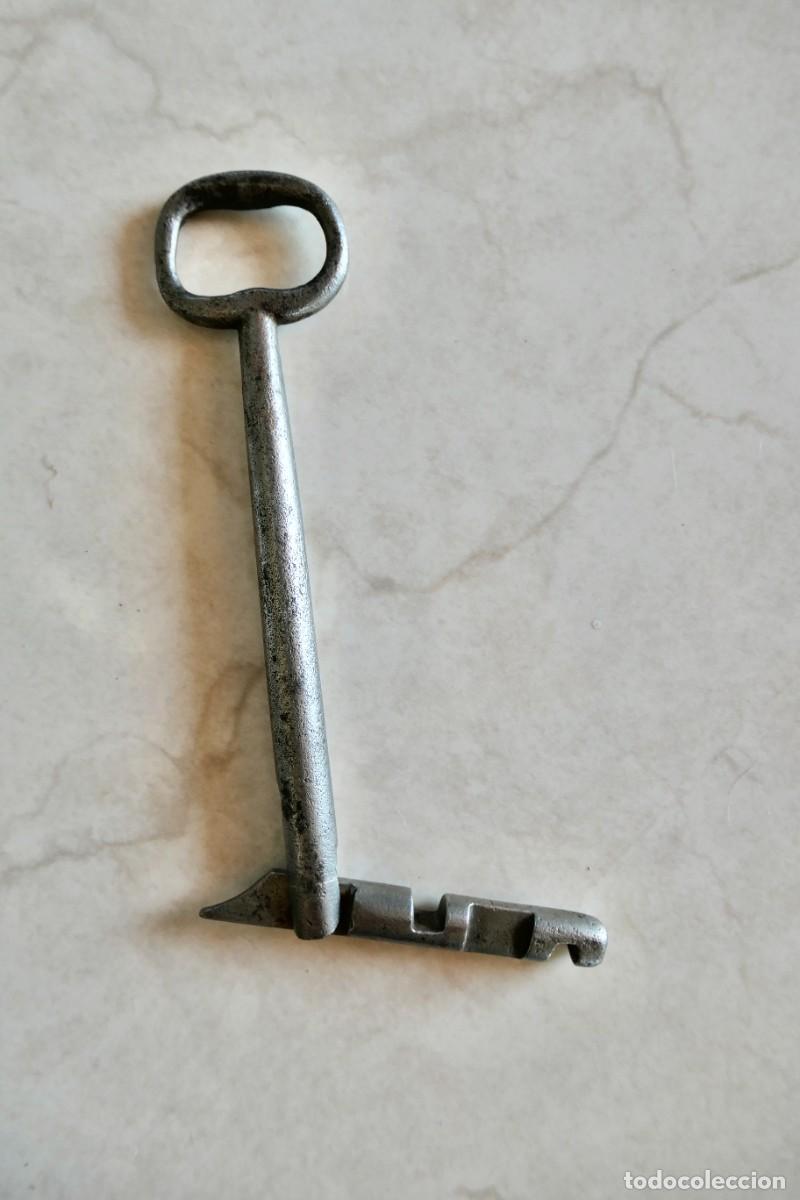 Antig&uuml;edades: antigua curiosa llave de hierro- 19 cm - Foto 1