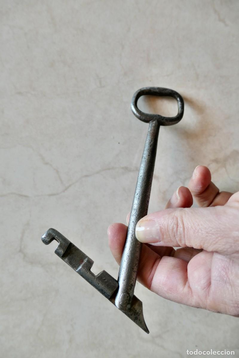 Antig&uuml;edades: antigua curiosa llave de hierro- 19 cm - Foto 3