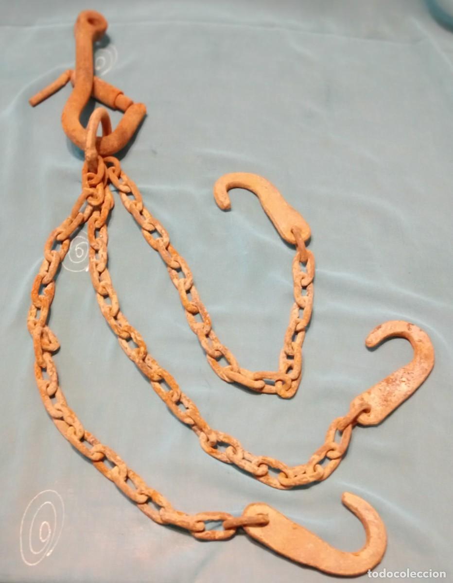 Antig&uuml;edades: CADENA CON TRES GANCHOS DE DESCARGAR LOS BARCOS - Foto 1