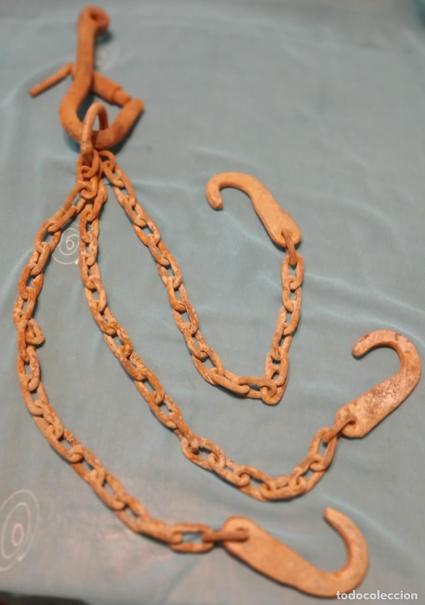 Antig&uuml;edades: CADENA CON TRES GANCHOS DE DESCARGAR LOS BARCOS - Foto 2