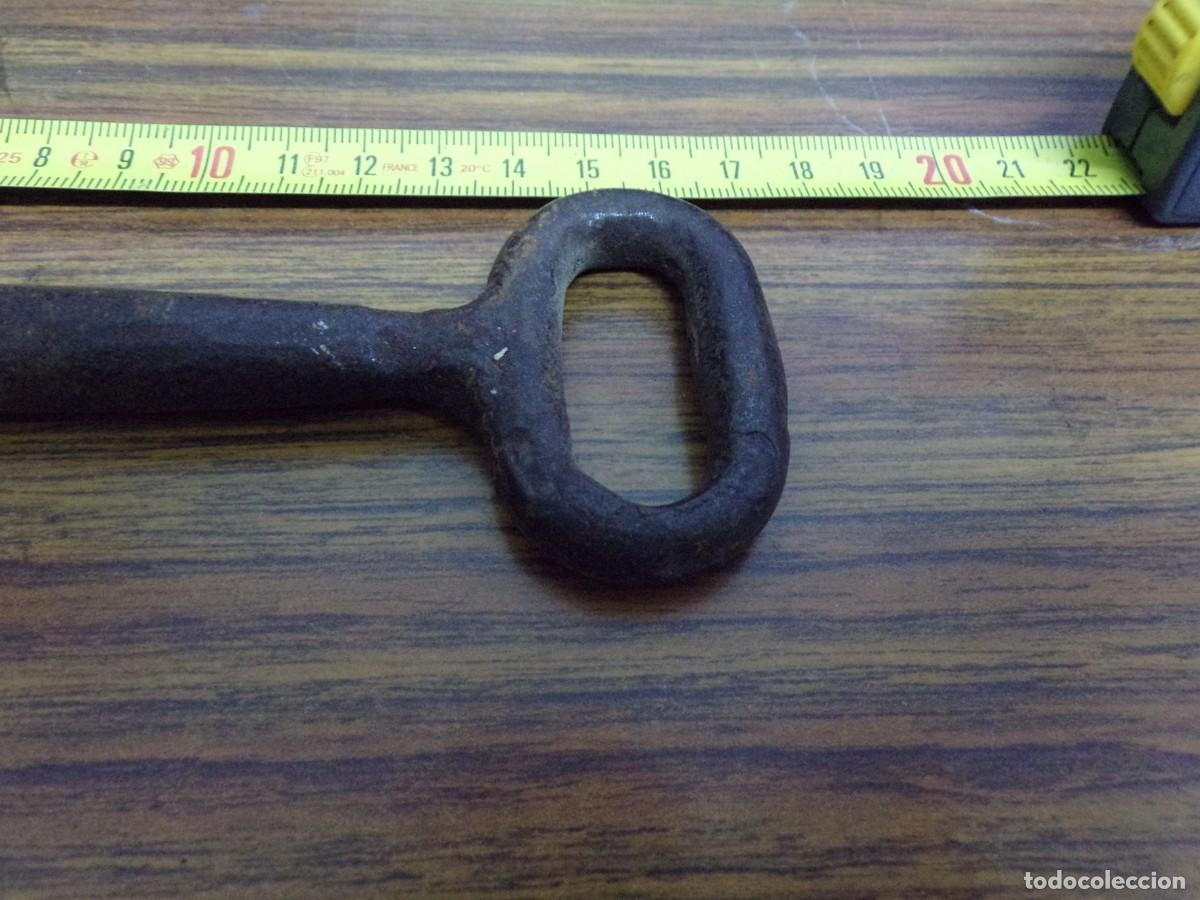 Antig&uuml;edades: ESTAMOS LIQUIDANDO. LLAVE HIERRO FORJADO - Foto 2