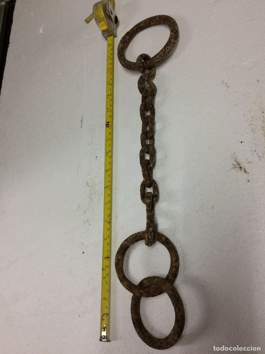 Antig&uuml;edades: argollas con cadena de forja - Foto 2
