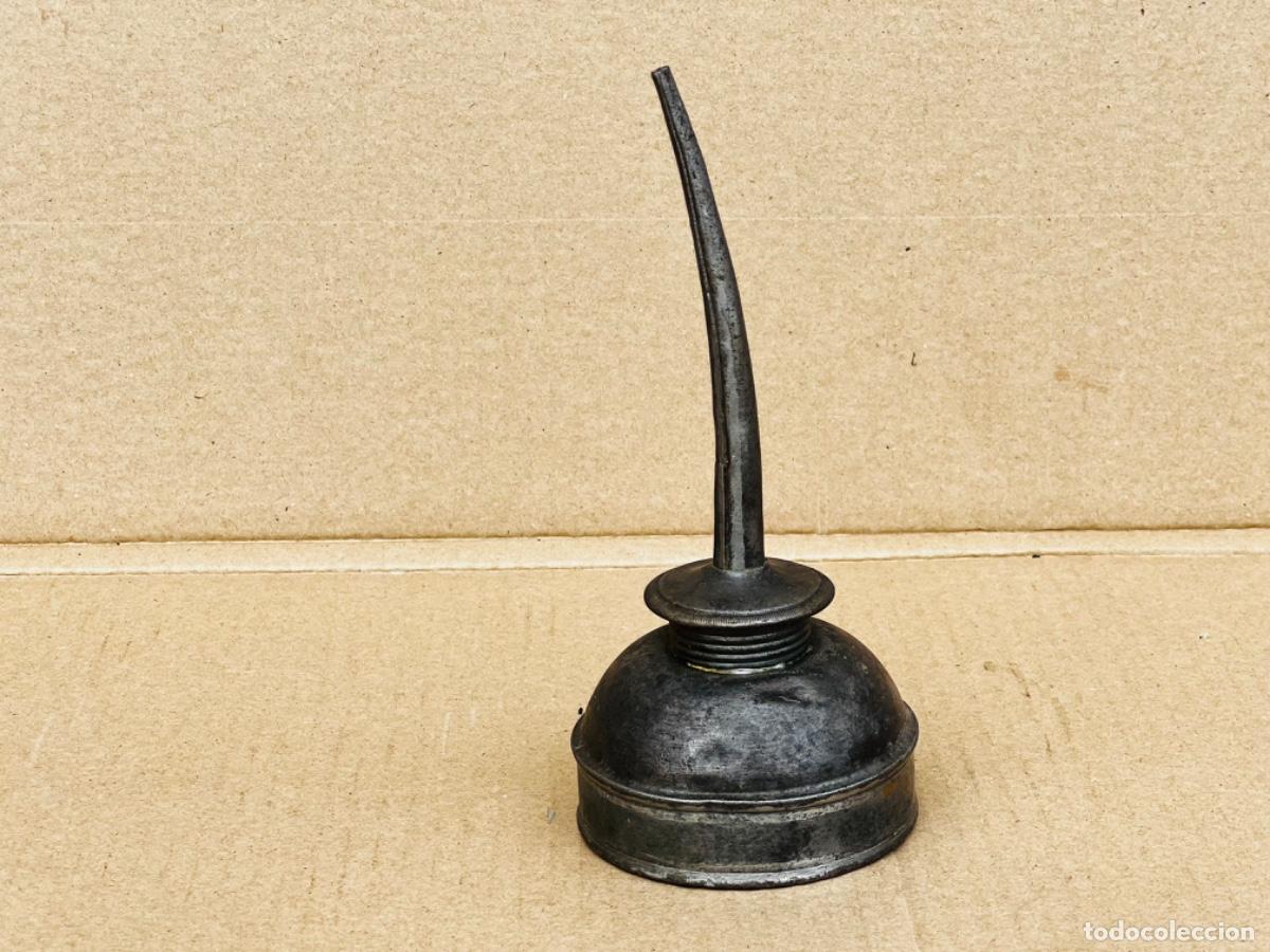 Antig&uuml;edades: Aceitera sin marca de 18 cm de alto y 8 cm base - Foto 1