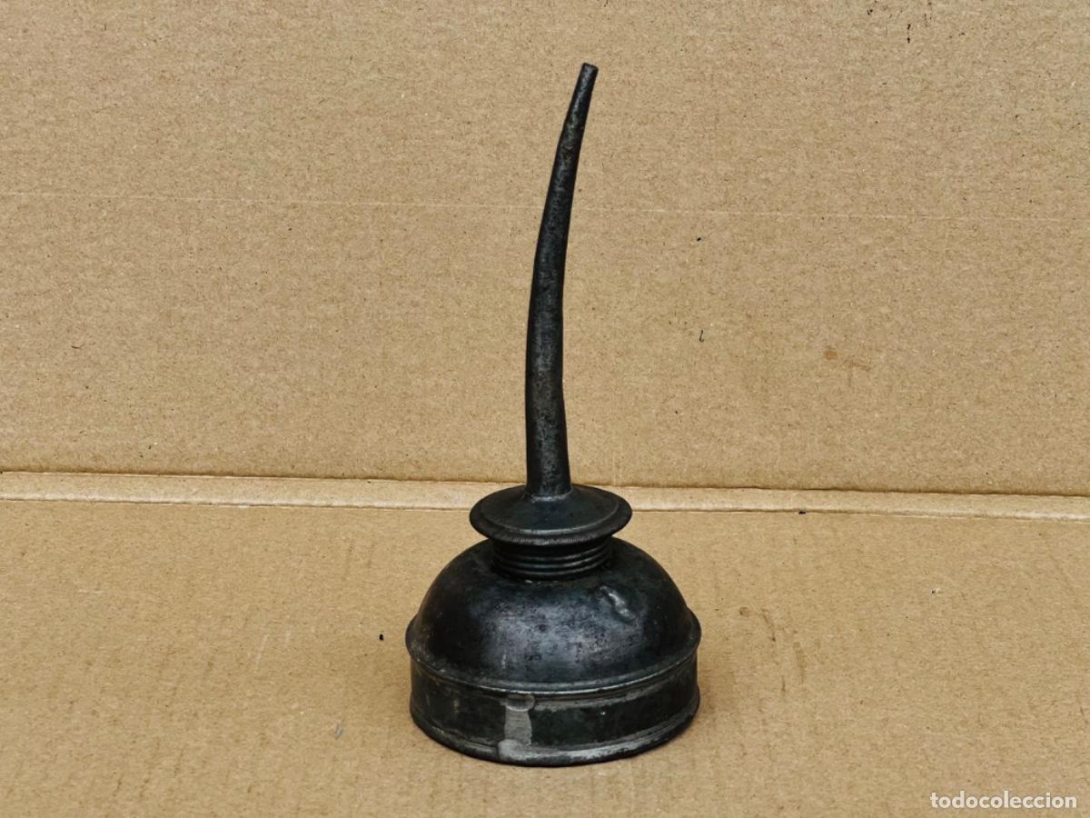 Antig&uuml;edades: Aceitera sin marca de 18 cm de alto y 8 cm base - Foto 2