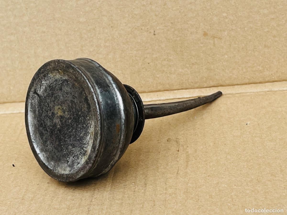 Antig&uuml;edades: Aceitera sin marca de 18 cm de alto y 8 cm base - Foto 3