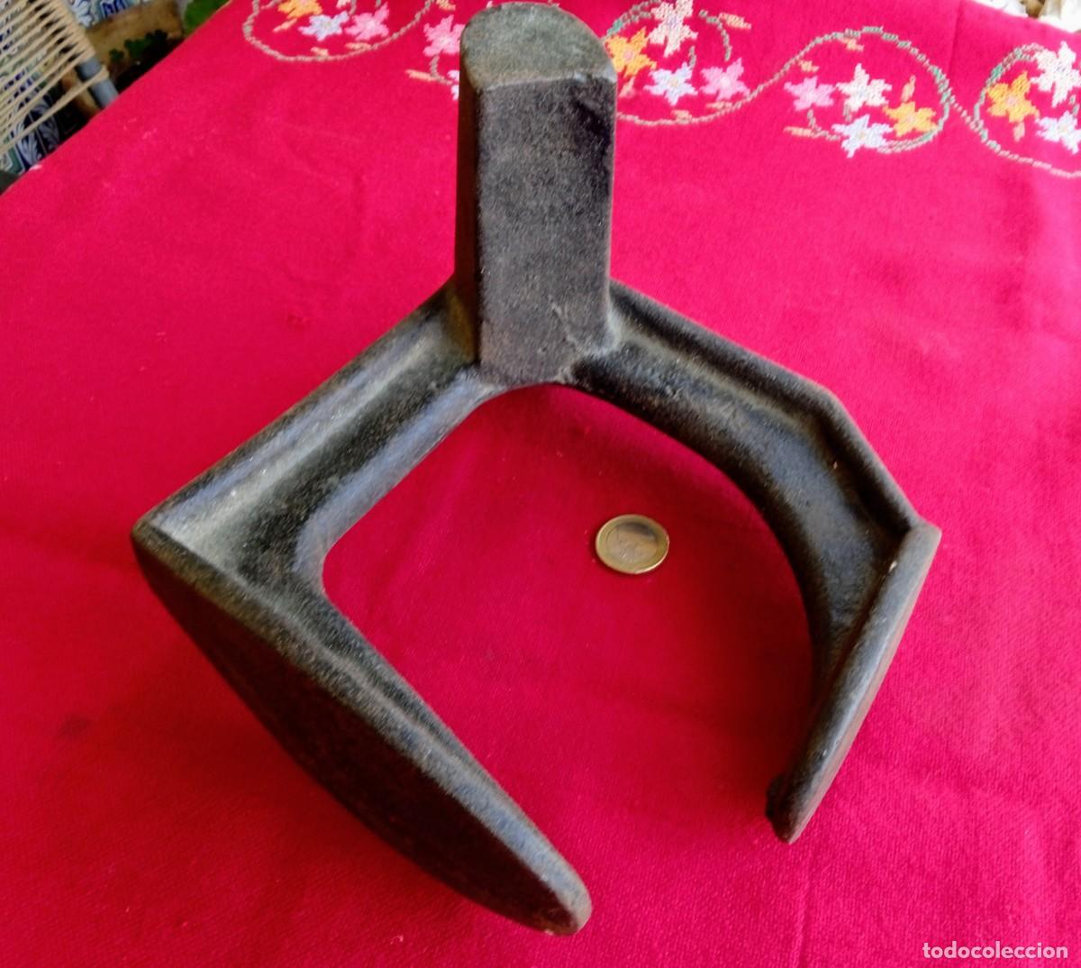 Antig&uuml;edades: Herramienta antigua de zapatero - Foto 1