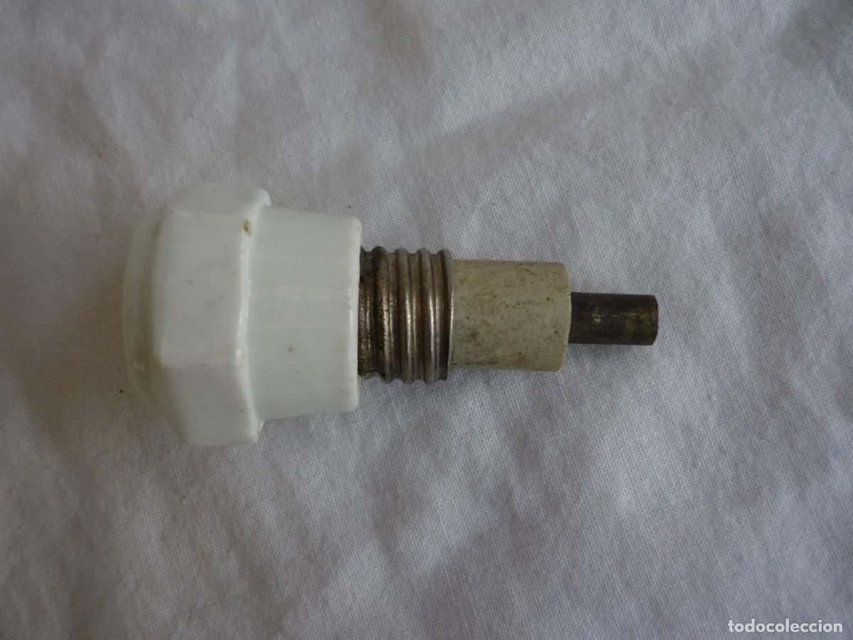 Antig&uuml;edades: Componente el&eacute;ctrico en porcelana y metal - Foto 3