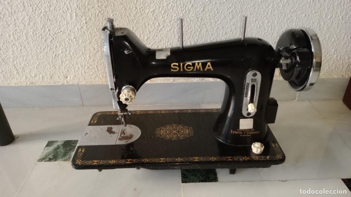 Antig&uuml;edades: M&aacute;quina de coser Sigma antigua. - Foto 2