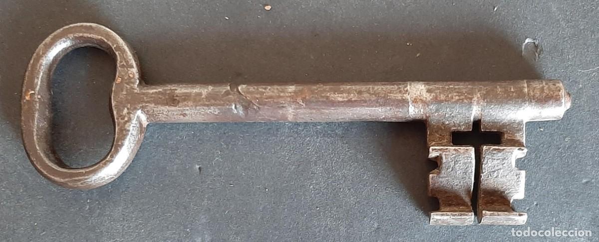 Antig&uuml;edades: (ANT-240210)GRAN LLAVE DE FORJA - Foto 2