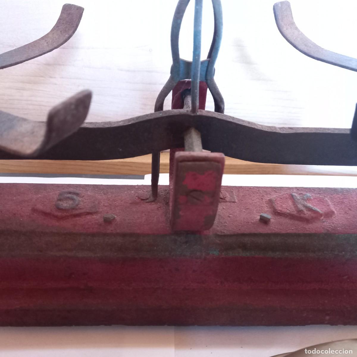 Antig&uuml;edades: B&agrave;scula de hierro forjado - Foto 3