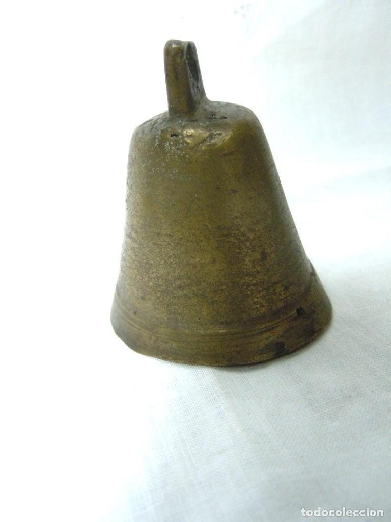 Antig&uuml;edades: CAMPANILLA BRONCE CON SU BADAJO - Foto 1