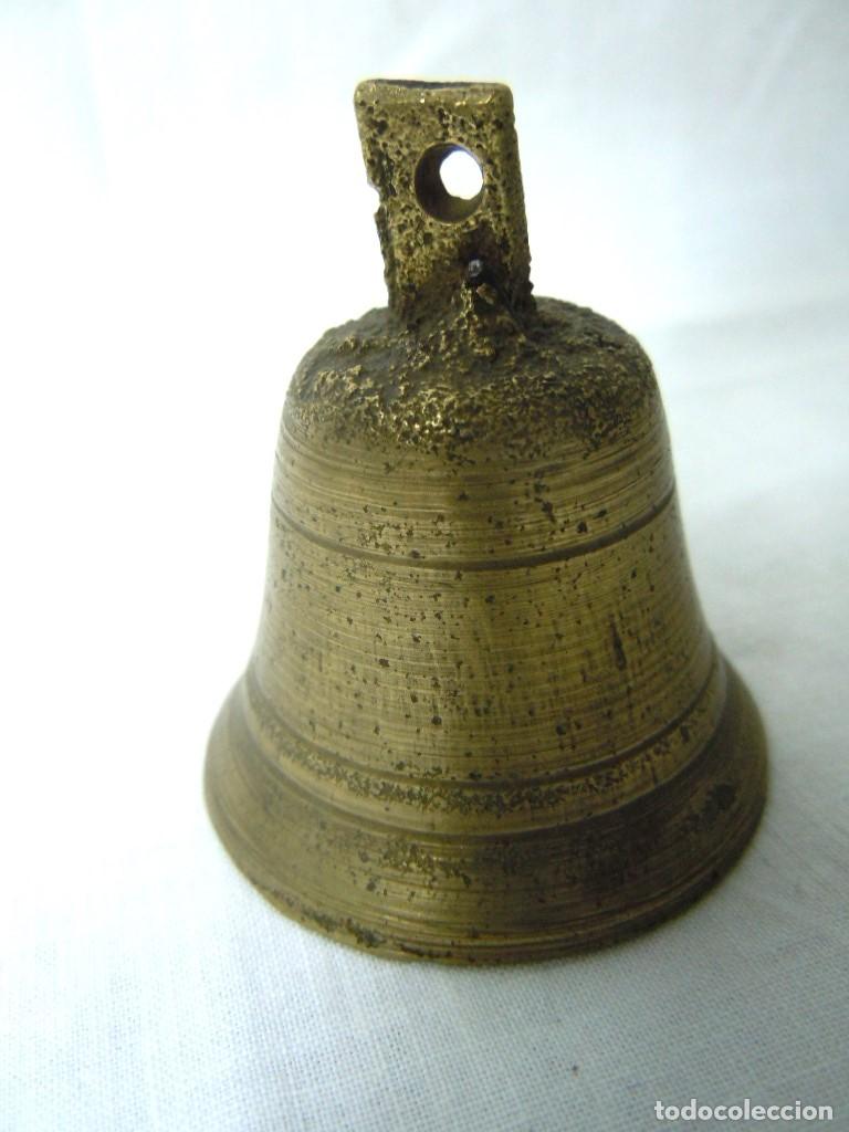 Antig&uuml;edades: CAMPANILLA BRONCE CON SU BADAJO - Foto 1