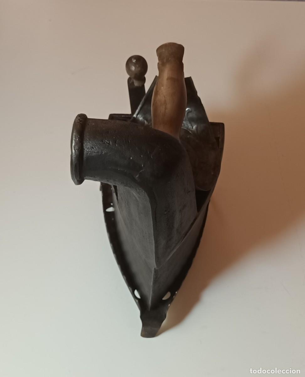 Antig&uuml;edades: ANTIGUA PLANCHA DE CARBON AAYCA + PLANCHERO - Foto 2