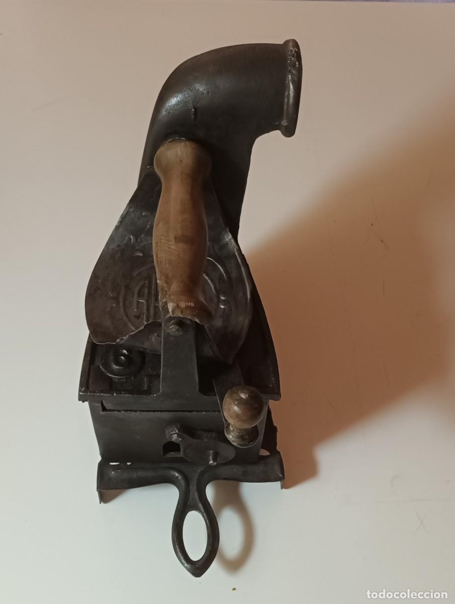 Antig&uuml;edades: ANTIGUA PLANCHA DE CARBON AAYCA + PLANCHERO - Foto 4