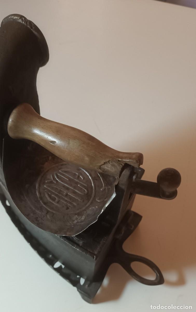 Antig&uuml;edades: ANTIGUA PLANCHA DE CARBON AAYCA + PLANCHERO - Foto 5