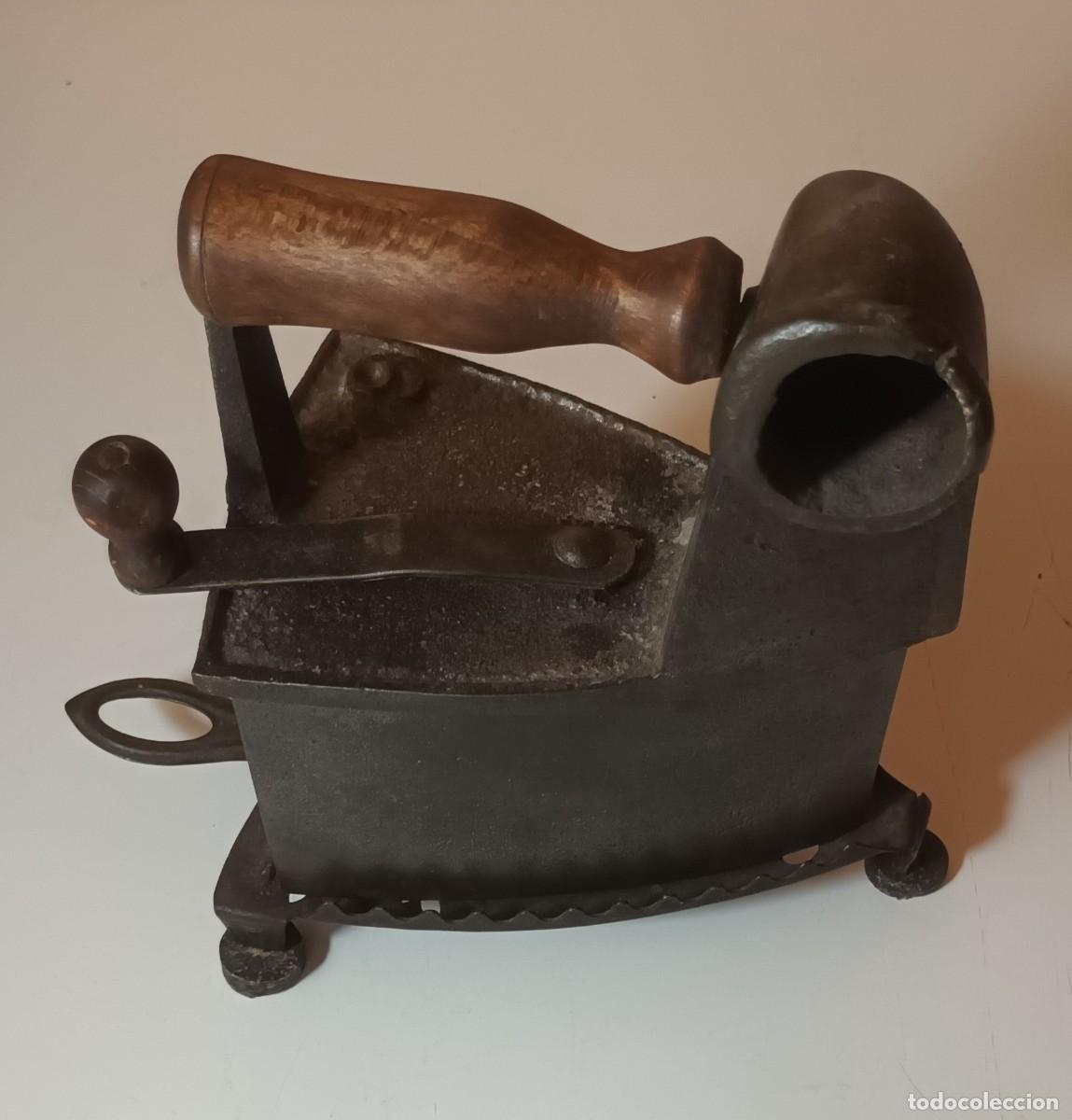 Antig&uuml;edades: ANTIGUA PLANCHA DE CARBON + PLANCHERO - Foto 1