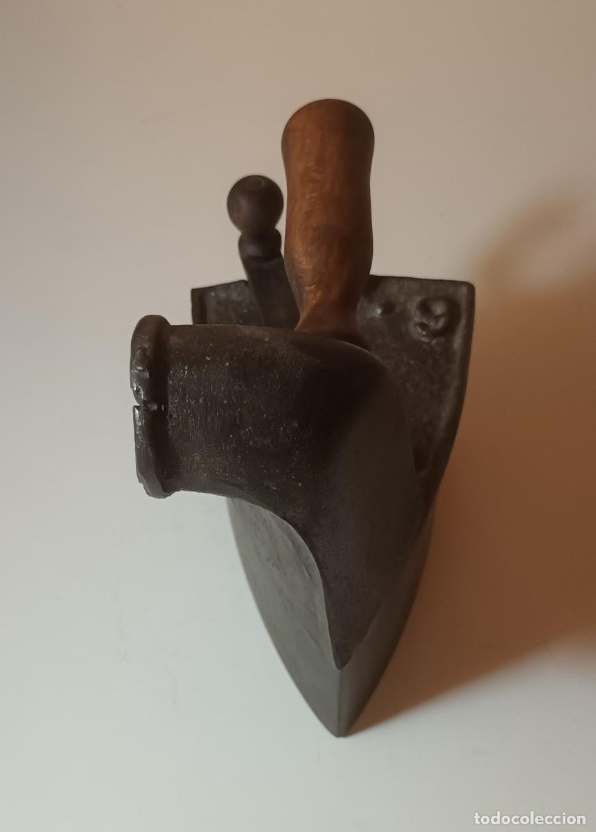 Antig&uuml;edades: ANTIGUA PLANCHA DE CARBON + PLANCHERO - Foto 3