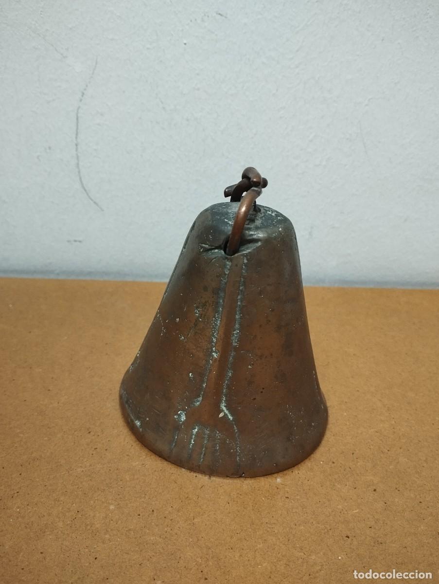 Antig&uuml;edades: ANTIGUO CENCERRO O CAMPANILLA DE BRONCE - Foto 1