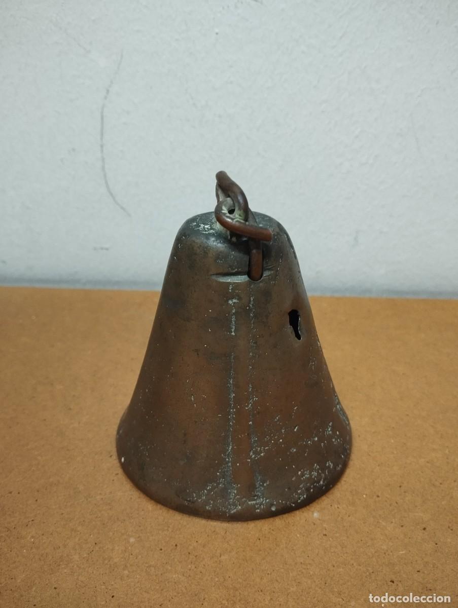 Antig&uuml;edades: ANTIGUO CENCERRO O CAMPANILLA DE BRONCE - Foto 3