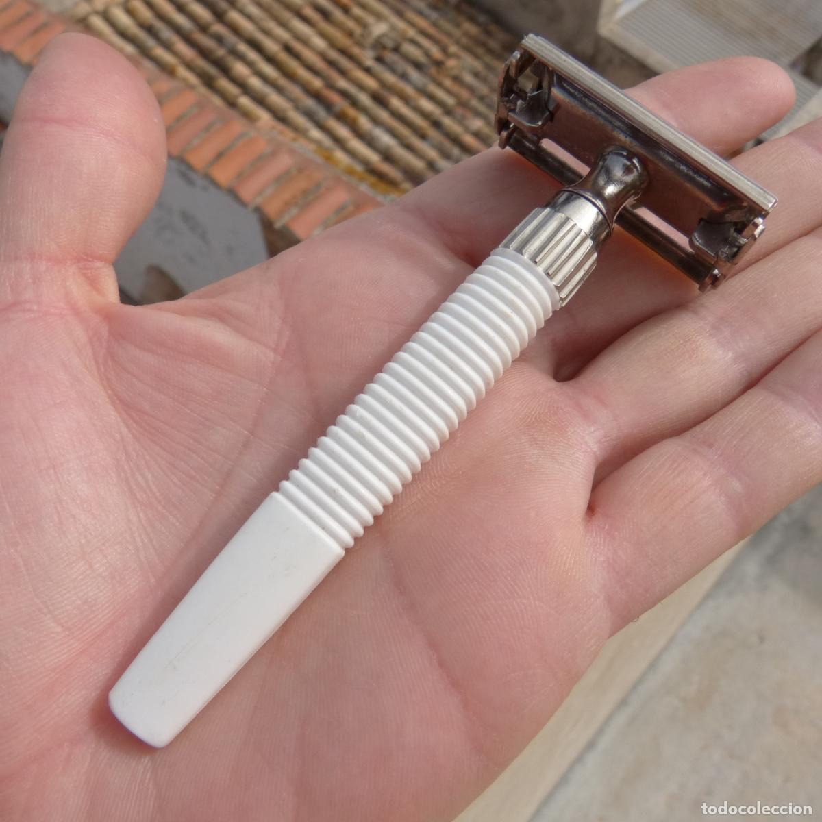 Antig&uuml;edades: Maquinilla de afeitar gillette, metal y mango de pl&aacute;stico. - Foto 1