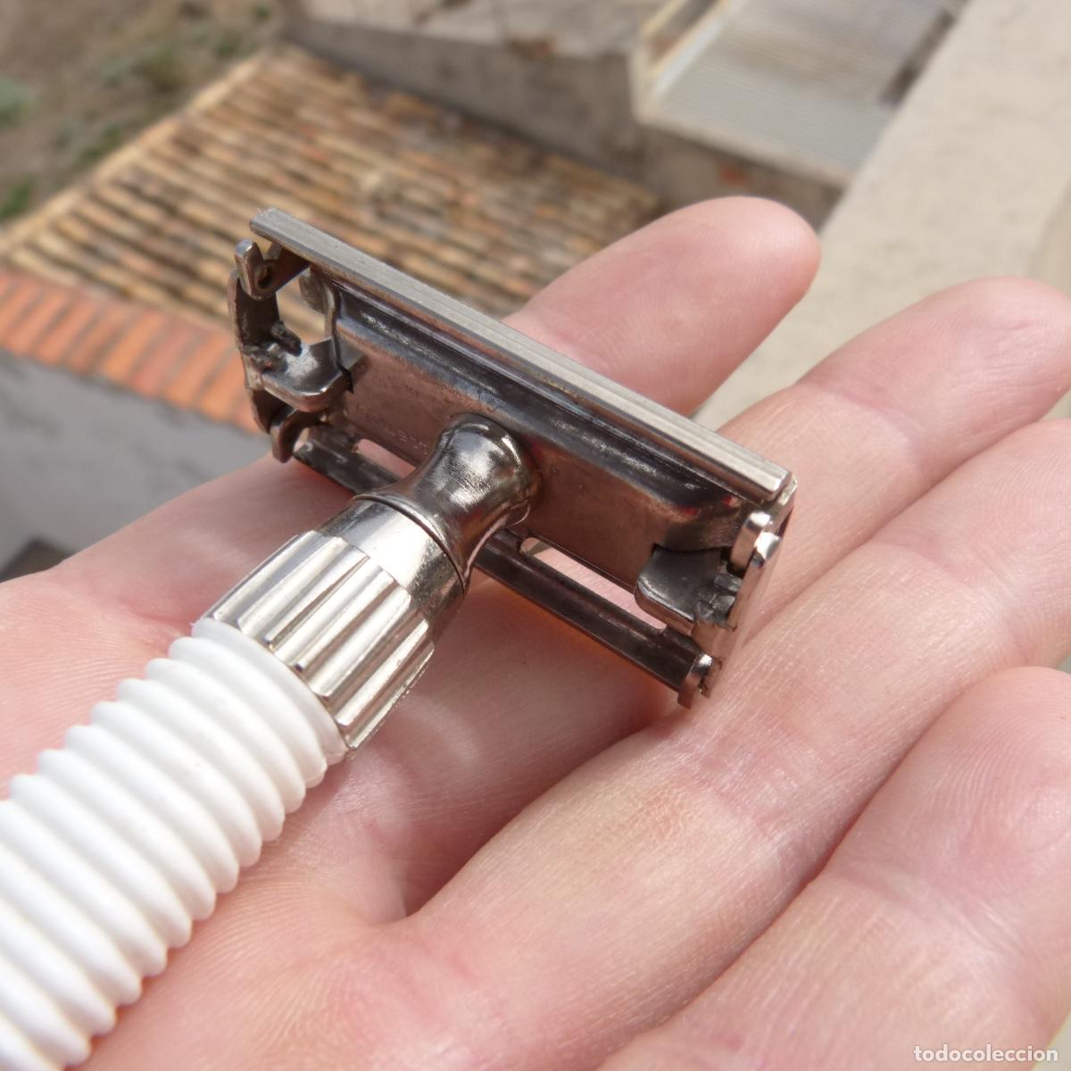 Antig&uuml;edades: Maquinilla de afeitar gillette, metal y mango de pl&aacute;stico. - Foto 3